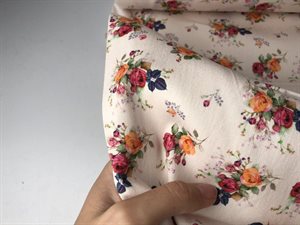 Fastvævet twill med stræk - blid pudder med fine blomster buketter